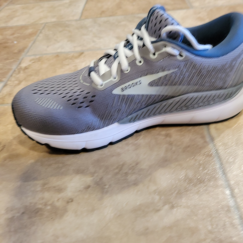 Brooks Women's Gray and White Athletic Running Shoes in 8W - Picture 3 of 11